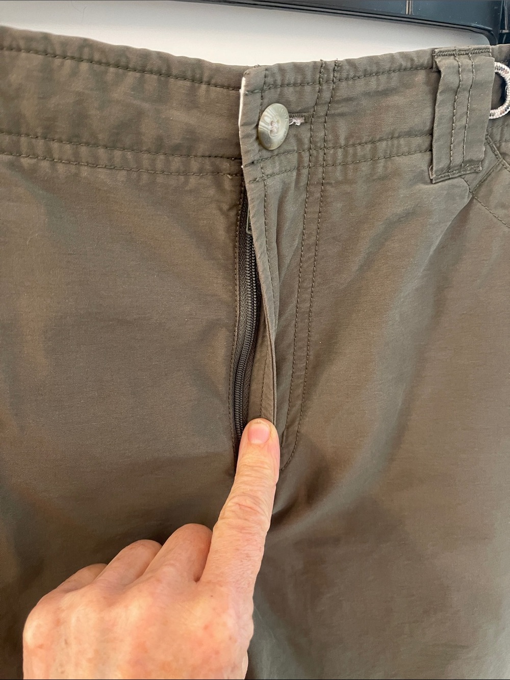 Columbia Women's Olive Cargo Shorts/ High Waisted - Picture 6 of 13
